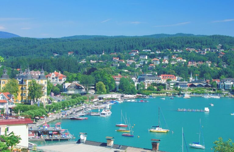 Familien genießen einen Sommertag am Wolfgangsee mit Blick auf die umliegenden Berge
