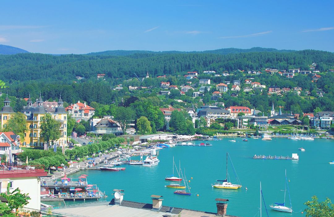 Familien genießen einen Sommertag am Wolfgangsee mit Blick auf die umliegenden Berge